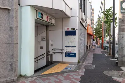 a building with a door on the side of a street at \u30d1\u30fc\u30af\u30b7\u30fc\u30c9\u65b9\u5357\u753a in Tokyo