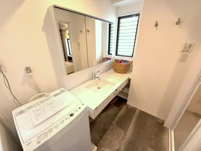 a bathroom with a sink and a mirror at 東京最上階の豪邸ステイ 最上階270度ビュー&スカイツリーを望む 最大8名貸切 上野浅草秋葉原近く 無料WiFi アルカディア北千住 in Tokyo