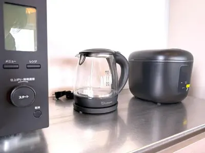 a blender sitting on a counter next to a appliance at 東京最上階の豪邸ステイ 最上階270度ビュー&スカイツリーを望む 最大8名貸切 上野浅草秋葉原近く 無料WiFi アルカディア北千住 in Tokyo