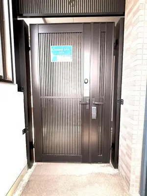 a metal door in a building with a sign on it at 東京最上階の豪邸ステイ 最上階270度ビュー&スカイツリーを望む 最大8名貸切 上野浅草秋葉原近く 無料WiFi アルカディア北千住 in Tokyo
