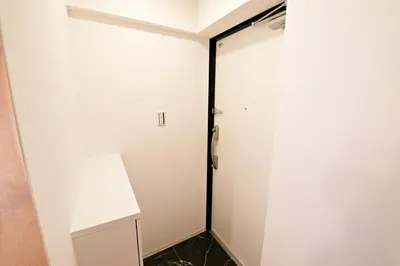 a white closet with a door in a room at Relax Family Inn IKEBUKURO in Tokyo