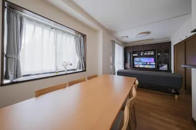 a room with a table and a large window at Asakusa 2BR Apt Kitchen 8P \u6d45\u83492LDK \u30ad\u30c3\u30c1\u30f3\u4ed8 \u6700\u59278\u540d in Tokyo
