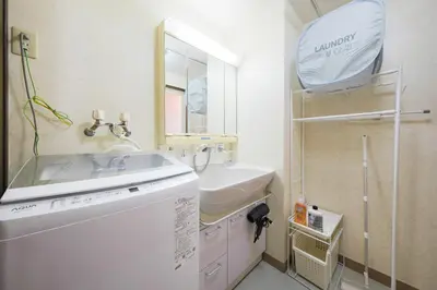 a white bathroom with a sink and a mirror at Asakusa 2BR Apt Kitchen 8P \u6d45\u83492LDK \u30ad\u30c3\u30c1\u30f3\u4ed8 \u6700\u59278\u540d in Tokyo