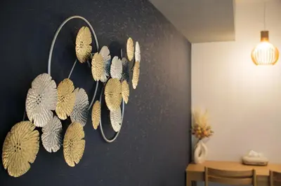 a wall with a bunch of dried leaves on it at Pet\u767e\u4eba\u753a1\u4e01\u76ee202 in Tokyo