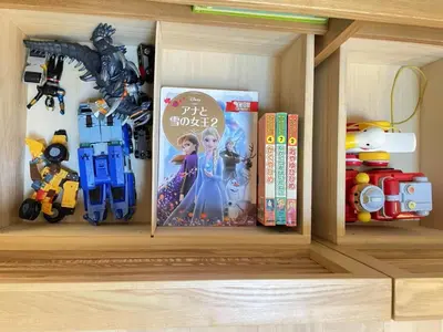 a shelf with a disney tangled book and other toys at \u9280\u5ddd\u306e\u5bbf in Tokyo