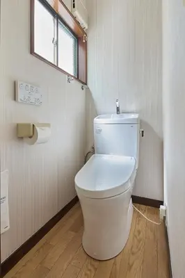 a white toilet in a bathroom with a window at \u3077\u3075\u304b\u548c\u83dc\u9418\u30f6\u6df5 in Tokyo