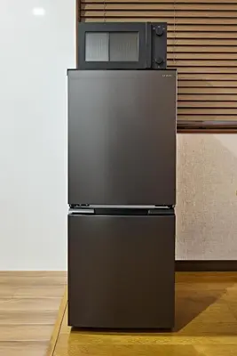 a refrigerator with a microwave on top of it at \u3077\u3075\u304b\u548c\u83dc\u9418\u30f6\u6df5 in Tokyo
