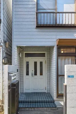 a house with a white door and a balcony at \u3077\u3075\u304b\u548c\u83dc\u9418\u30f6\u6df5 in Tokyo