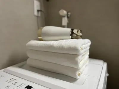 a stack of towels sitting on top of a washing machine at \u30ea\u30cb\u30e5\u30fc\u30a2\u30eb\u6e08 \u4e0a\u91ce\u79cb\u8449\u539f\u8fd1\u304f\u6700\u59275\u4eba\u5bbf\u6cca\u53ef in Tokyo