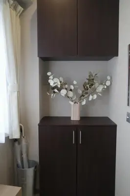 a vase of flowers sitting on top of a cabinet at \u30ea\u30cb\u30e5\u30fc\u30a2\u30eb\u6e08 \u4e0a\u91ce\u79cb\u8449\u539f\u8fd1\u304f\u6700\u59275\u4eba\u5bbf\u6cca\u53ef in Tokyo
