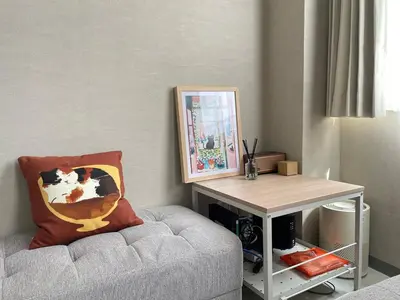a living room with a couch and a table at \u30ea\u30cb\u30e5\u30fc\u30a2\u30eb\u6e08 \u4e0a\u91ce\u79cb\u8449\u539f\u8fd1\u304f\u6700\u59275\u4eba\u5bbf\u6cca\u53ef in Tokyo