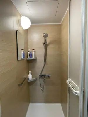 a bathroom with a shower and a sink at \u30ea\u30cb\u30e5\u30fc\u30a2\u30eb\u6e08 \u4e0a\u91ce\u79cb\u8449\u539f\u8fd1\u304f\u6700\u59275\u4eba\u5bbf\u6cca\u53ef in Tokyo