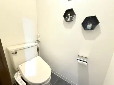 a small bathroom with a toilet and a soap dispenser at \u30af\u30ea\u30b9\u30bf\u30eb\u9ad8\u7530\u99ac\u5834101 in Tokyo
