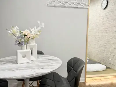 a table with a vase of flowers on it at \u30af\u30ea\u30b9\u30bf\u30eb\u9ad8\u7530\u99ac\u5834101 in Tokyo