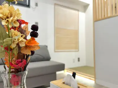 a vase with flowers on a table in a living room at \u30af\u30ea\u30b9\u30bf\u30eb\u9ad8\u7530\u99ac\u5834 201 in Tokyo