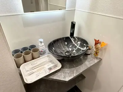 a counter with a bowl and a sink on it at \u30af\u30ea\u30b9\u30bf\u30eb\u9ad8\u7530\u99ac\u5834 201 in Tokyo