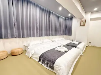 a bedroom with a large bed with towels on it at \u30af\u30ea\u30b9\u30bf\u30eb\u9ad8\u7530\u99ac\u5834 201 in Tokyo