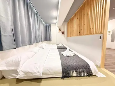 a large white bed in a room with a window at \u30af\u30ea\u30b9\u30bf\u30eb\u9ad8\u7530\u99ac\u5834 301 in Tokyo