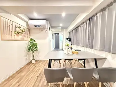 a dining room with a table and chairs at \u30af\u30ea\u30b9\u30bf\u30eb\u9ad8\u7530\u99ac\u5834 301 in Tokyo