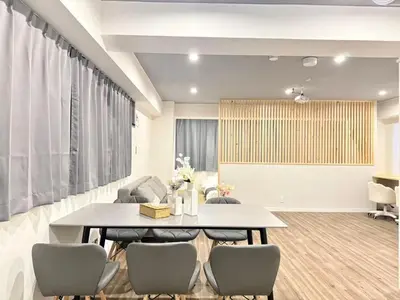 a dining room with a table and chairs at \u30af\u30ea\u30b9\u30bf\u30eb\u9ad8\u7530\u99ac\u5834 301 in Tokyo