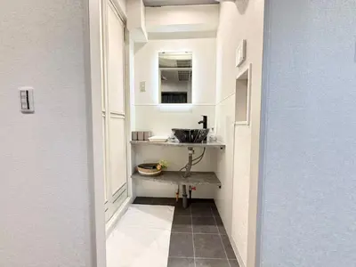 a small bathroom with a sink and a mirror at \u30af\u30ea\u30b9\u30bf\u30eb\u9ad8\u7530\u99ac\u5834 301 in Tokyo