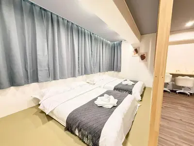 two beds in a room with a window at \u30af\u30ea\u30b9\u30bf\u30eb\u9ad8\u7530\u99ac\u5834 301 in Tokyo