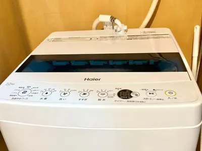 a white washing machine sitting in a room at \u30af\u30ea\u30b9\u30bf\u30eb\u9ad8\u7530\u99ac\u5834 301 in Tokyo