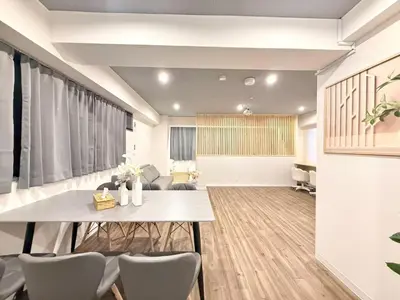 a living room with a table and chairs at \u30af\u30ea\u30b9\u30bf\u30eb\u9ad8\u7530\u99ac\u5834 301 in Tokyo