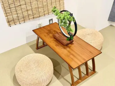 a mirror sitting on top of a wooden table at \u30af\u30ea\u30b9\u30bf\u30eb\u9ad8\u7530\u99ac\u5834 401 in Tokyo