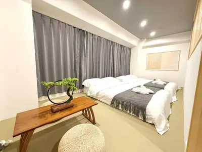 a bedroom with a bed and a table and a window at \u30af\u30ea\u30b9\u30bf\u30eb\u9ad8\u7530\u99ac\u5834 401 in Tokyo