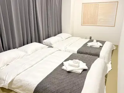 two beds with white towels on them in a room at \u30af\u30ea\u30b9\u30bf\u30eb\u9ad8\u7530\u99ac\u5834 401 in Tokyo
