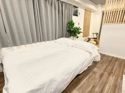 a bedroom with a large white bed with white sheets at \u30af\u30ea\u30b9\u30bf\u30eb\u9ad8\u7530\u99ac\u5834 401 in Tokyo