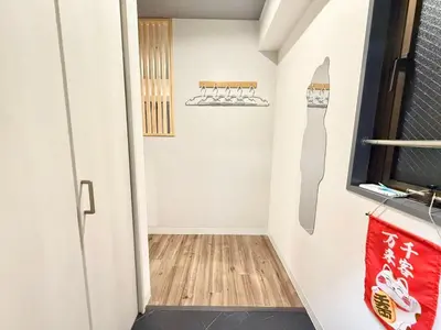 a hallway with a door to a room at \u30af\u30ea\u30b9\u30bf\u30eb\u9ad8\u7530\u99ac\u5834 401 in Tokyo
