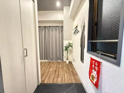 a hallway with a door leading into a room at \u30af\u30ea\u30b9\u30bf\u30eb\u9ad8\u7530\u99ac\u5834 501 in Tokyo