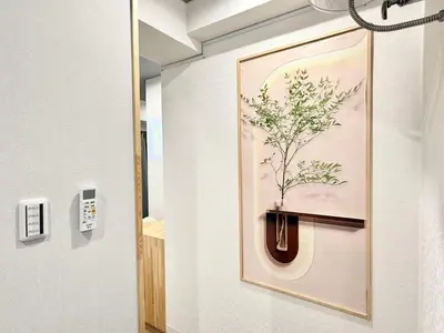 a painting of a plant on a wall in a hallway at \u30af\u30ea\u30b9\u30bf\u30eb\u9ad8\u7530\u99ac\u5834 501 in Tokyo