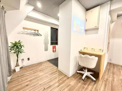 a office with a desk and a chair in a room at \u30af\u30ea\u30b9\u30bf\u30eb\u9ad8\u7530\u99ac\u5834 501 in Tokyo