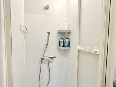a bathroom with a shower and two bottles on a shelf at \u30af\u30ea\u30b9\u30bf\u30eb\u9ad8\u7530\u99ac\u5834 501 in Tokyo