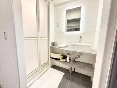 a white bathroom with a sink and a mirror at \u30af\u30ea\u30b9\u30bf\u30eb\u9ad8\u7530\u99ac\u5834 501 in Tokyo