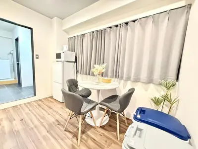 a living room with a table and chairs and a window at \u30af\u30ea\u30b9\u30bf\u30eb\u9ad8\u7530\u99ac\u5834 501 in Tokyo