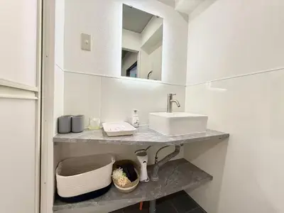 a bathroom with a sink and a mirror at \u30af\u30ea\u30b9\u30bf\u30eb\u9ad8\u7530\u99ac\u5834 501 in Tokyo