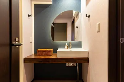 a bathroom with a sink and a mirror at \u6674\u30ec\u5c4b \u65b0\u8fb0\u7f8e\u8358 Hareya Shin-Tatsumiso in Tokyo