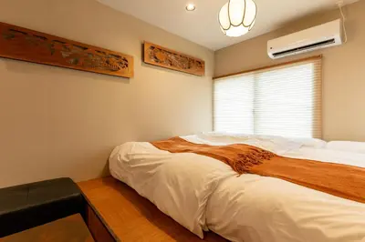 a bedroom with a bed and a window in it at \u6674\u30ec\u5c4b \u7b51\u6ce2\u8358 Hareya Tsukubaso in Tokyo