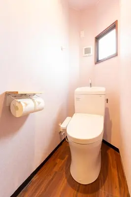 a bathroom with a white toilet in a room at \u6674\u30ec\u5c4b \u7b51\u6ce2\u8358 Hareya Tsukubaso in Tokyo