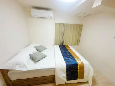 a small bedroom with a bed in a room at Ueno Sakura Inn \u4e0a\u91ce\u516c\u56ed in Tokyo