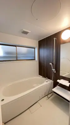 a bathroom with a white tub and a window at \u671b\u6708\u30cf\u30a6\u30b9201 in Tokyo