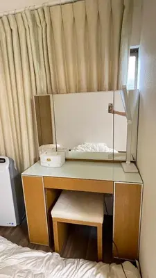 a desk with a mirror on top of a bed at \u671b\u6708\u30cf\u30a6\u30b9201 in Tokyo