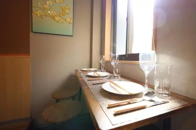 a table with plates and wine glasses on it at \u696d\u5e731\u968e \u30b9\u30ab\u30a4\u30c4\u30ea\u30fc\u30d3\u30e5\u30fc \u99c5\u8fd1 \u6700\u59273\u540d in Tokyo