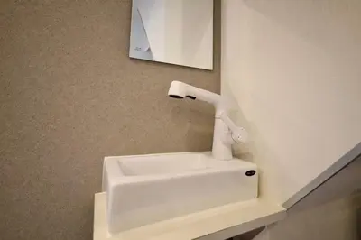 a white sink in the corner of a bathroom at \u696d\u5e731\u968e \u30b9\u30ab\u30a4\u30c4\u30ea\u30fc\u30d3\u30e5\u30fc \u99c5\u8fd1 \u6700\u59273\u540d in Tokyo