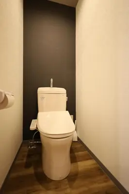 a bathroom with a white toilet in a room at \u696d\u5e731\u968e \u30b9\u30ab\u30a4\u30c4\u30ea\u30fc\u30d3\u30e5\u30fc \u99c5\u8fd1 \u6700\u59273\u540d in Tokyo
