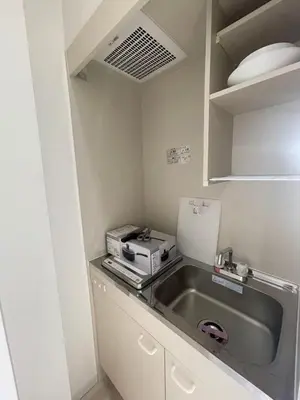 a kitchen with a sink and a microwave at \u6843\u6843\u5b50\u306e\u30cf\u30a6\u30b9101 in Tokyo